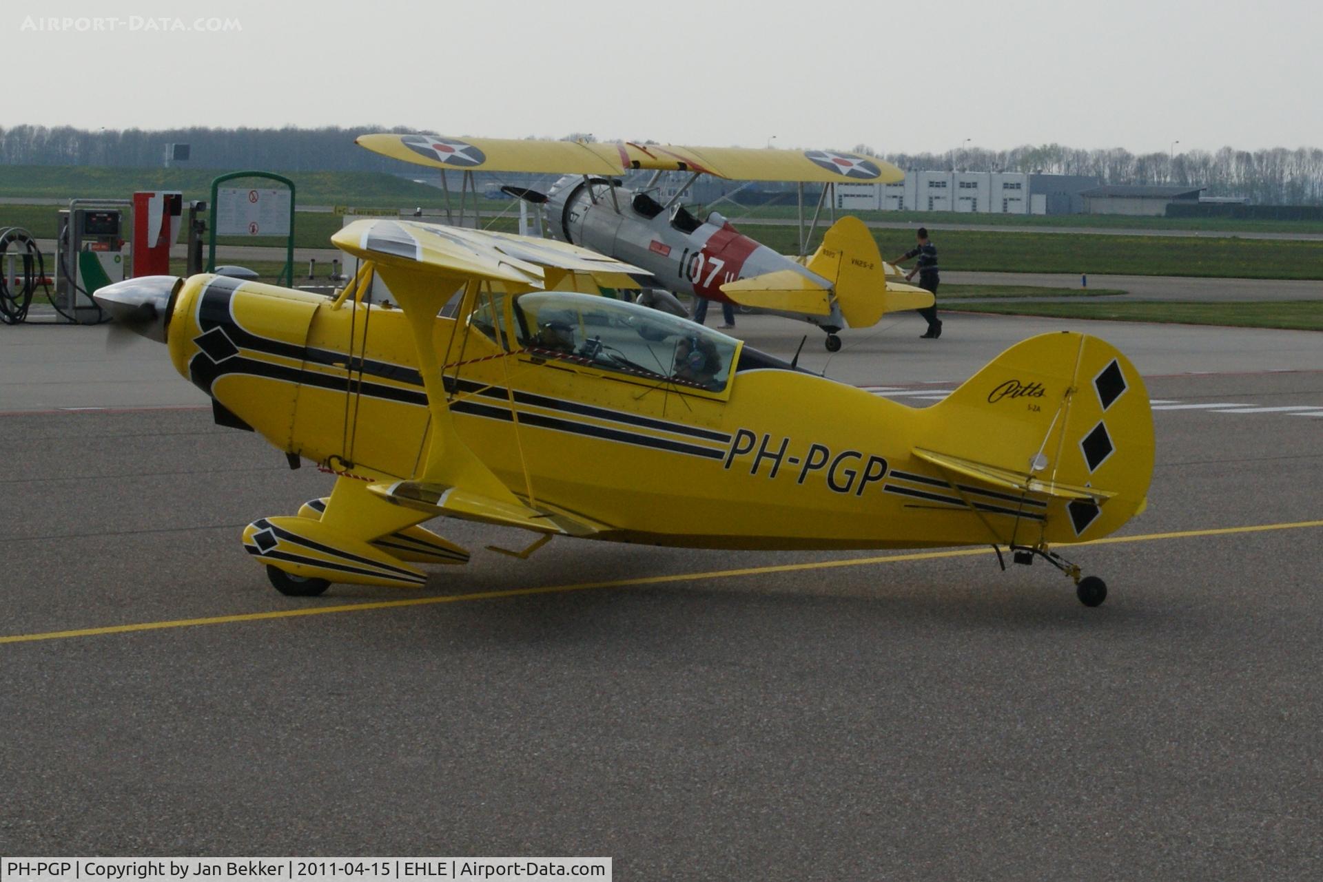 PH-PGP, Pitts S-2A Special C/N 2186, Platfom Lelystad for a refill.
