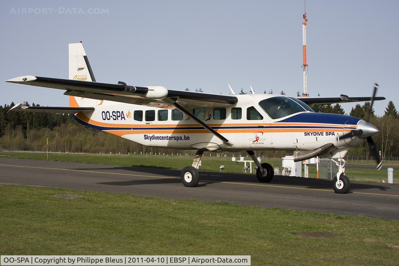 OO-SPA, 1996 Cessna 208B Grand Caravan C/N 208B0587, Around 10 AM sunday morning, first minute of operations : taxiing to the point where skydivers board. This is only one explanation why the word skydive is written on the plane. See other picture to understand.