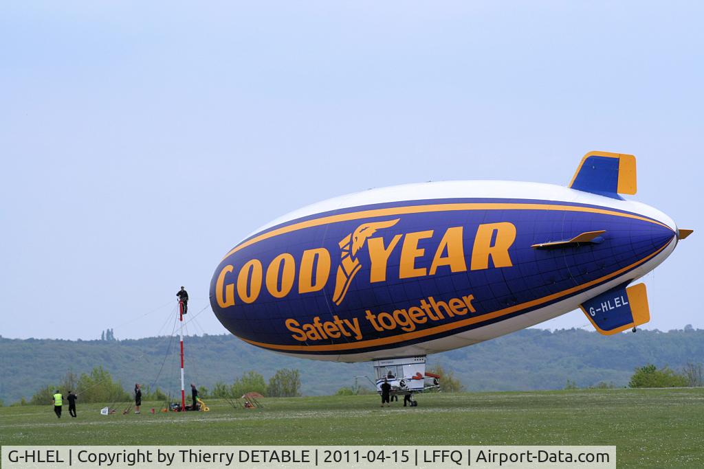 G-HLEL, 1995 American Blimp Corp A-60+ C/N 10, The team brings the airship to its mast, in front of wind in the axis of the mast