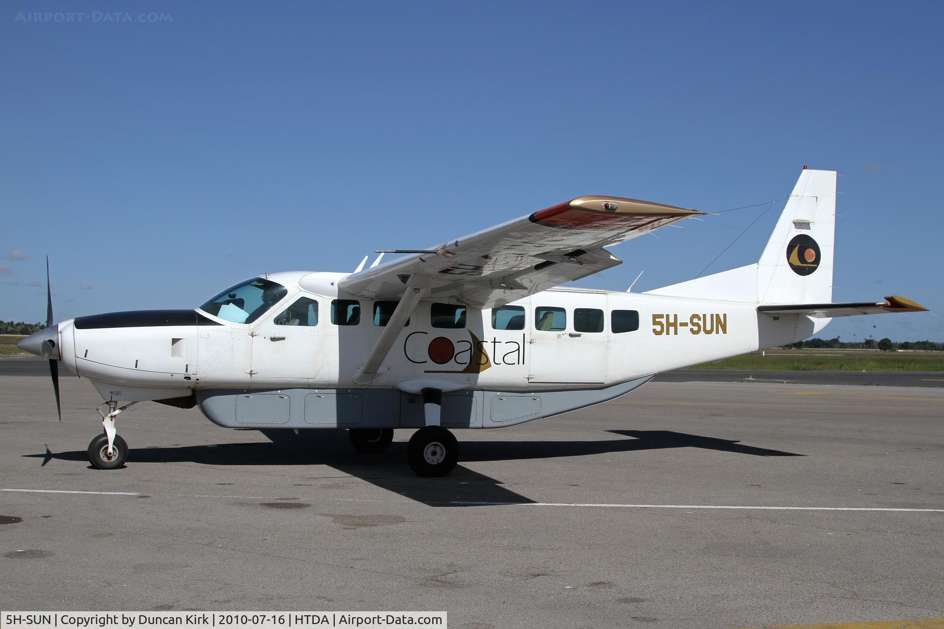 5H-SUN, 1999 Cessna 208B Grand Caravan C/N 208B0754, Taxiing on to the commuter ramp
