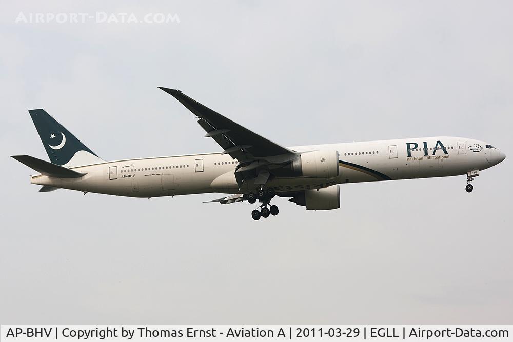 AP-BHV, 2006 Boeing 777-340/ER C/N 33778, finals 09L