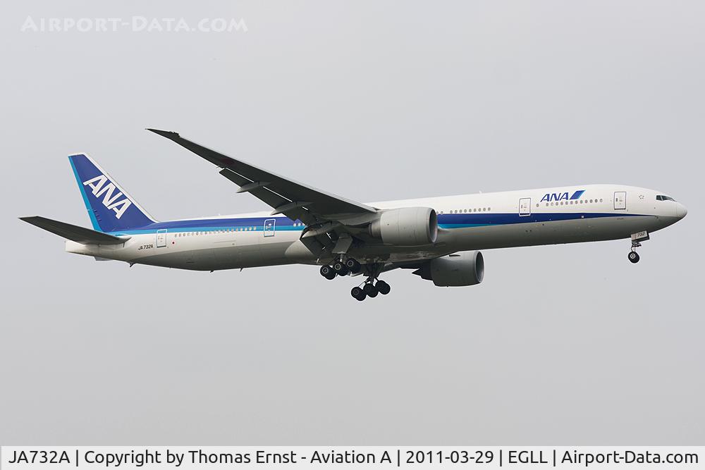JA732A, 2005 Boeing 777-381/ER C/N 27038, finals 09L