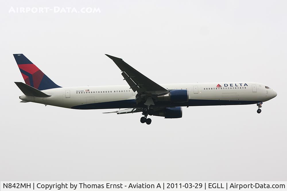 N842MH, 2001 Boeing 767-432/ER C/N 29715, finals 09L