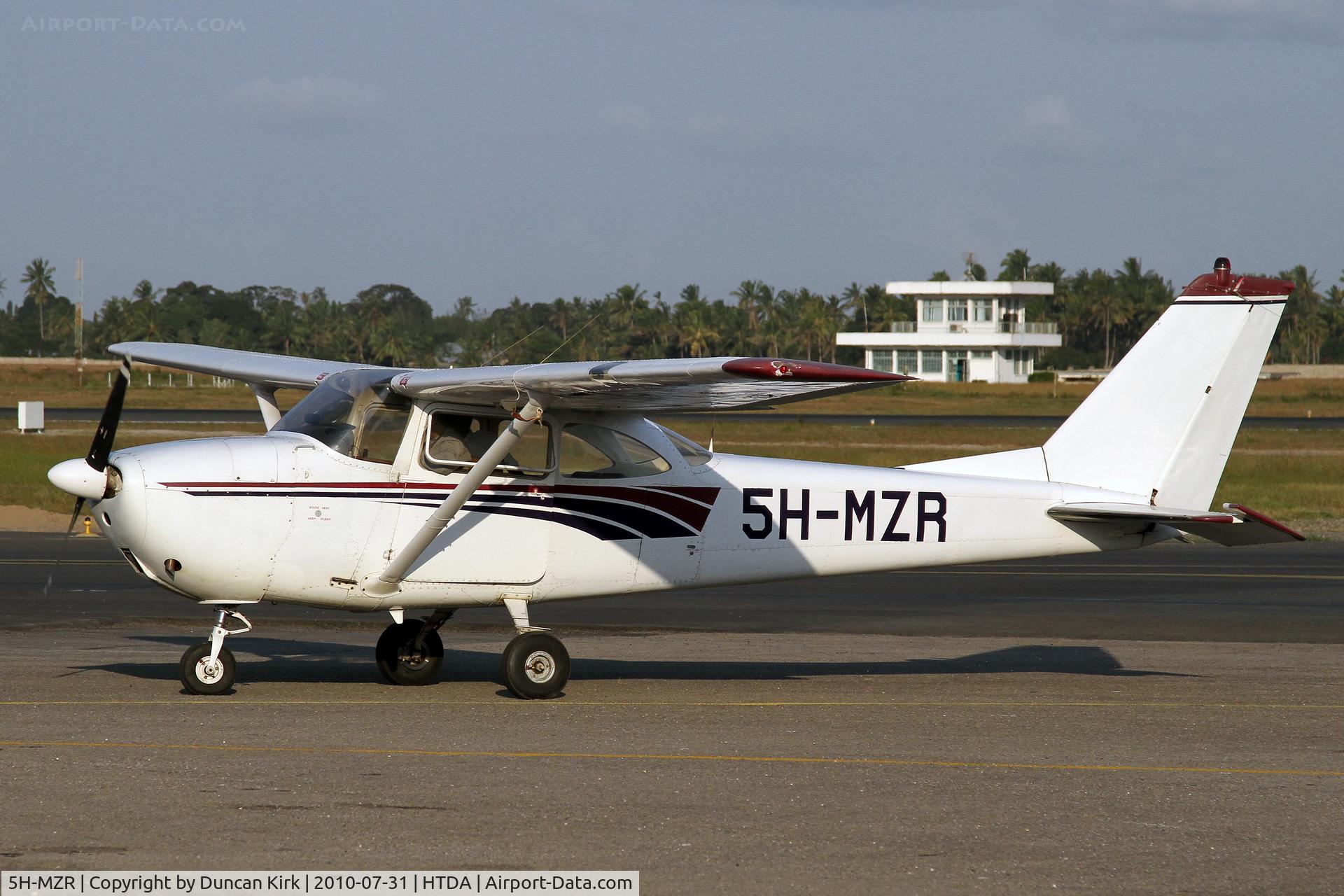 5H-MZR, 1964 Cessna 172E C/N 17250722, Taxiing in to the GA ramp