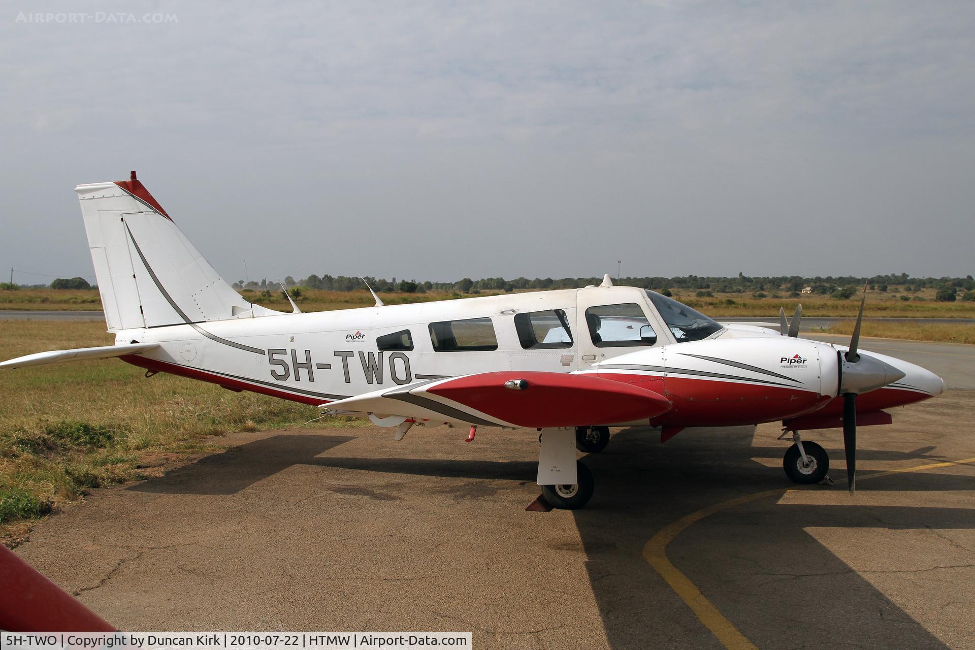 5H-TWO, 1981 Piper PA-34-200T Seneca II C/N 34-8170030, Auric Air Seneca