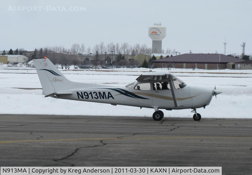 N913MA, 1999 Cessna 172R C/N 17280777, Cessna 172R Skyhawk taxiing to departure.