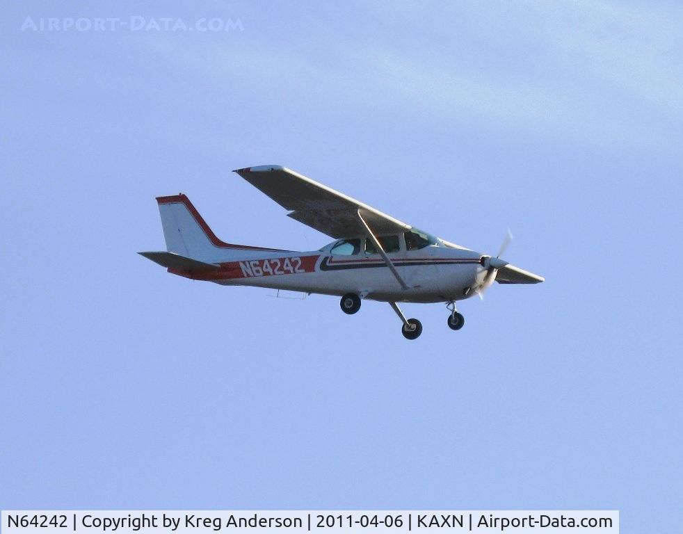 N64242, 1975 Cessna 172M C/N 17265116, Cessna 172M Skyhawk on final for runway 31.
