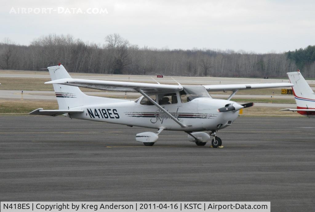 N418ES, 1998 Cessna 172R C/N 17280358, Cessna 172R Skyhawk on the line.