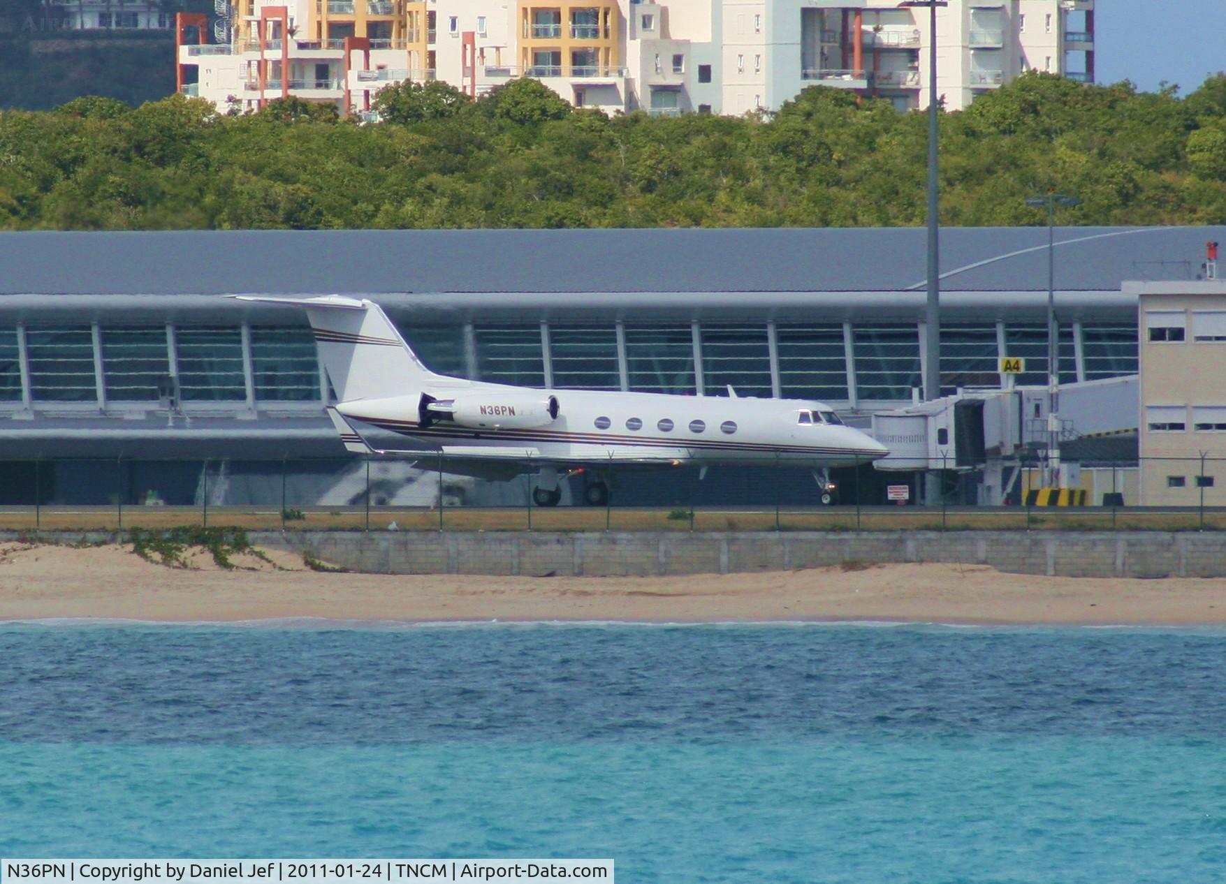 N36PN, 1969 Grumman G-1159B C/N 42, N36PN just landed at TNCM