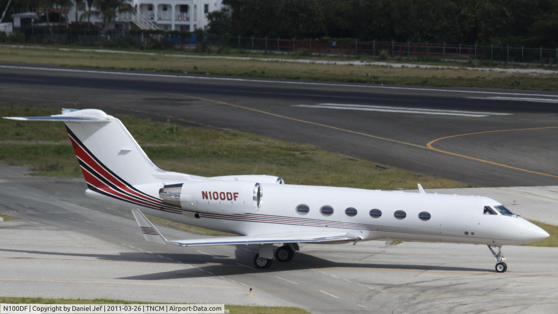 N100DF, 1997 Gulfstream Aerospace G-IV C/N 1313, N100DF taxing for take off at TNCM