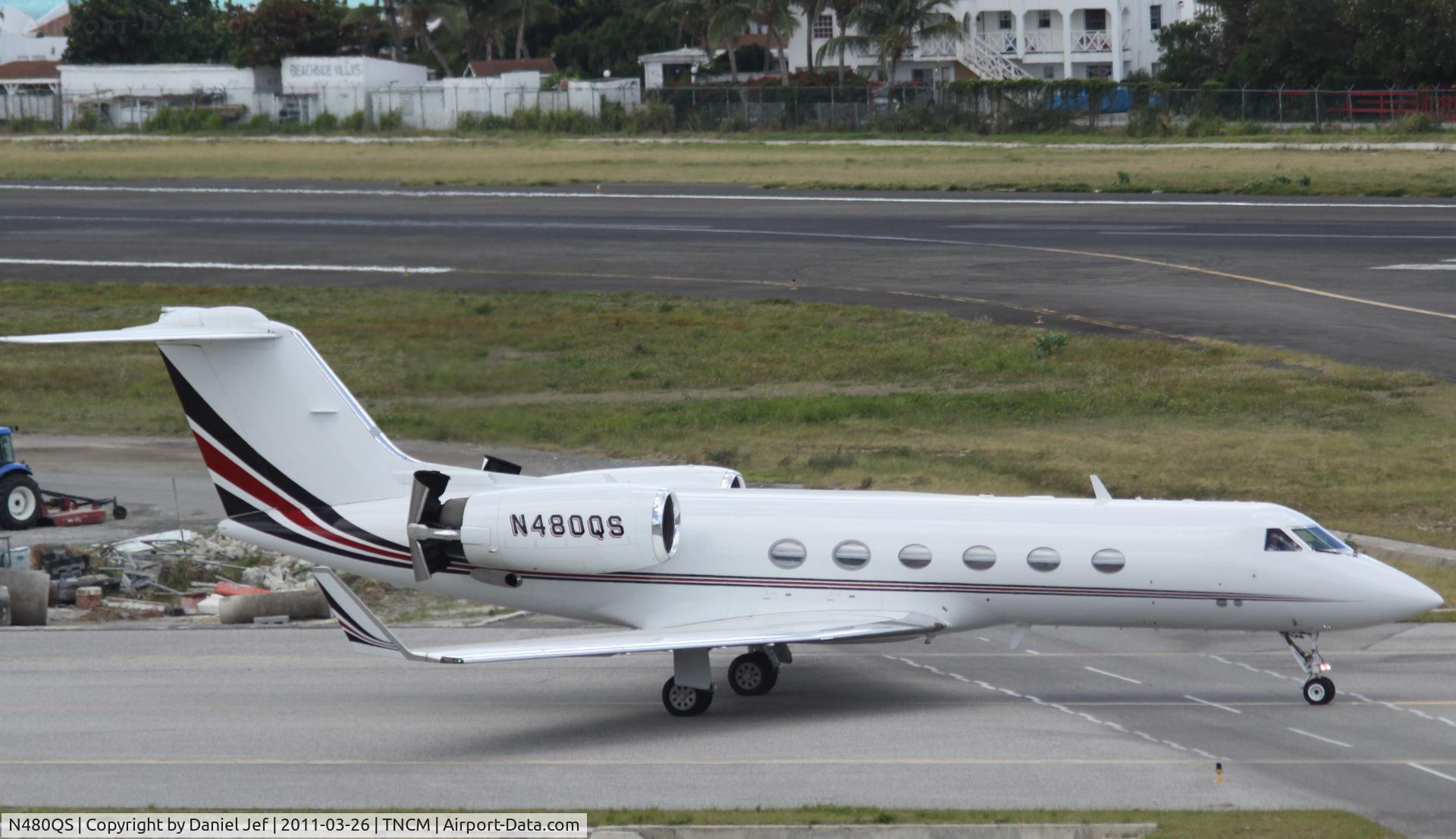 N480QS, 1999 Gulfstream Aerospace G-IV C/N 1380, N480QS taxing for take off at TNCM