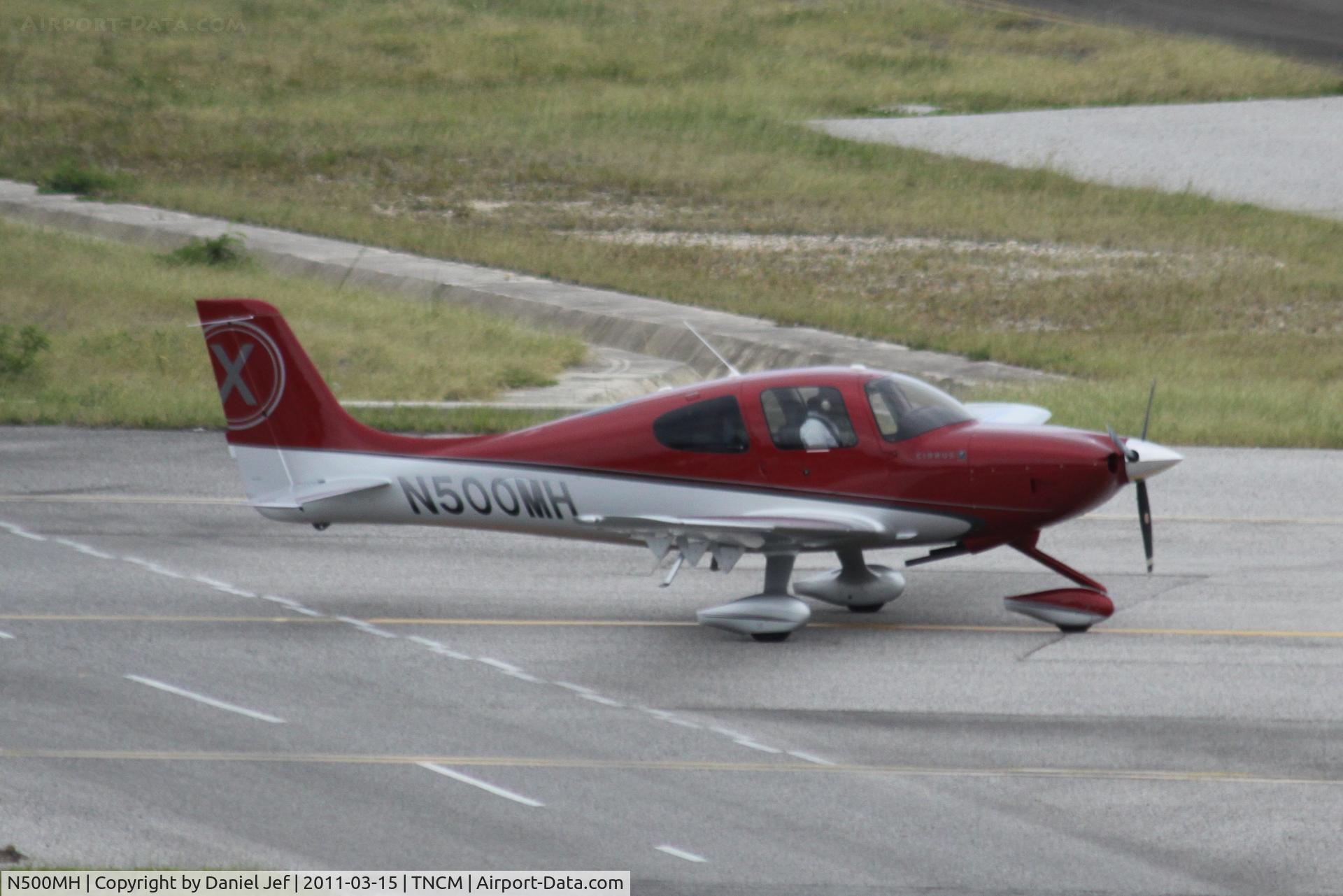 N500MH, Cirrus SR20 C/N 2067, N500Mh taxing for take off at TNCM