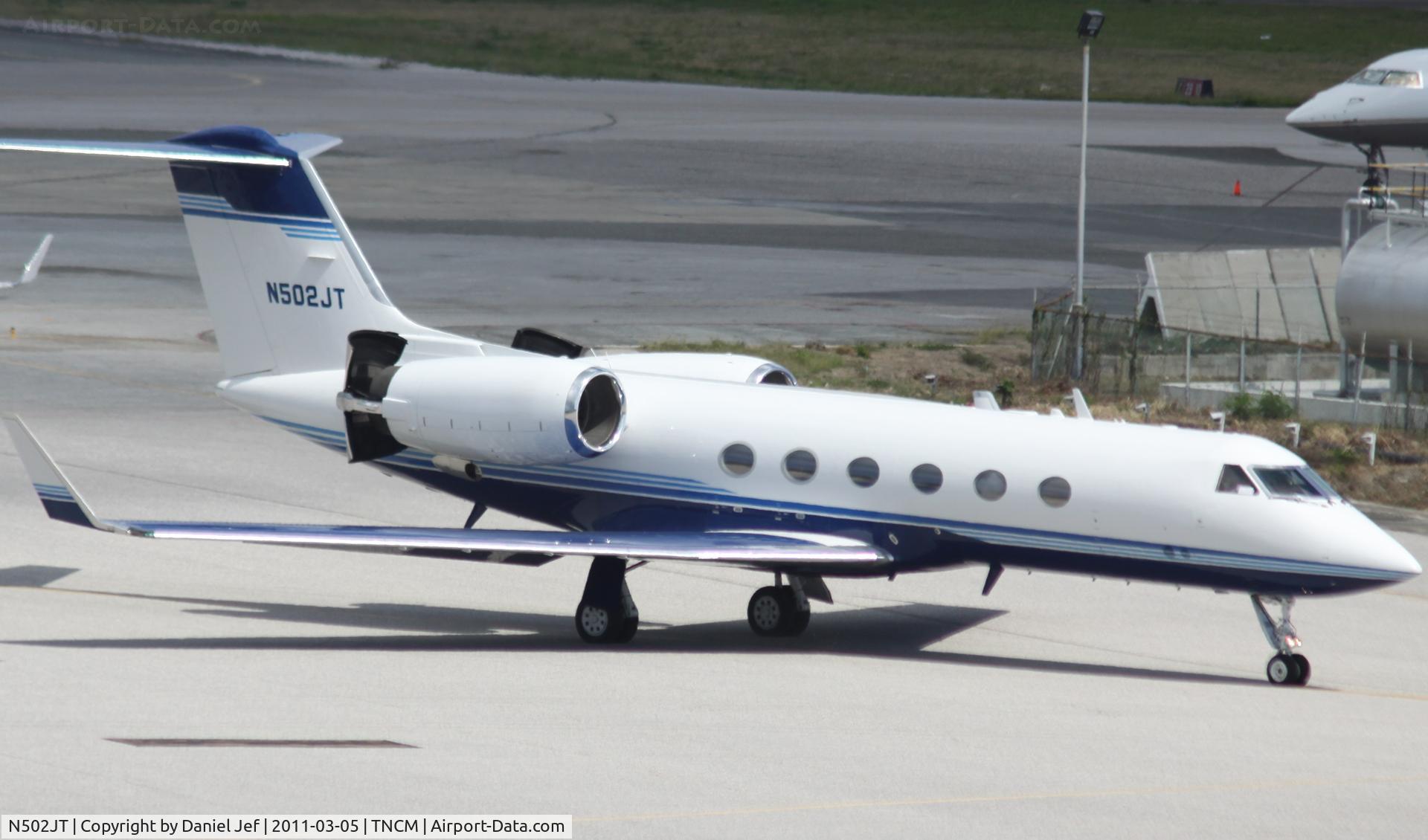 N502JT, 1993 Gulfstream Aerospace G-IV C/N 1212, N502JT taxing for take off at TNCM