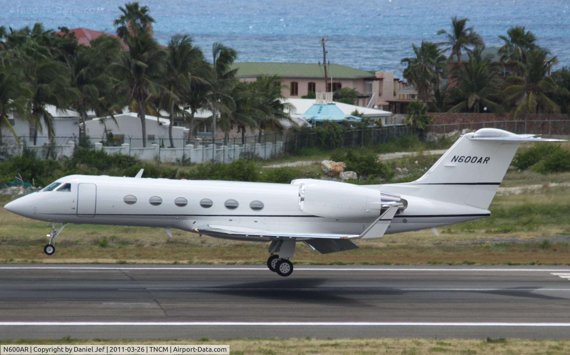 N600AR, 2000 Gulfstream Aerospace G-IV SP C/N 1419, N600AR landing at TNCM