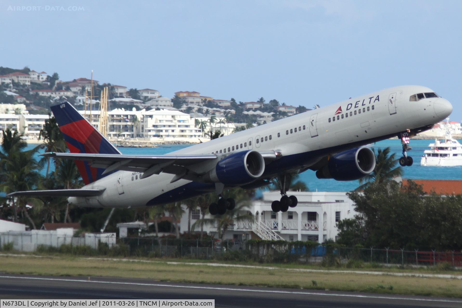 N673DL, 1992 Boeing 757-232 C/N 25978, Delta N673DL departing TNCM runway 28