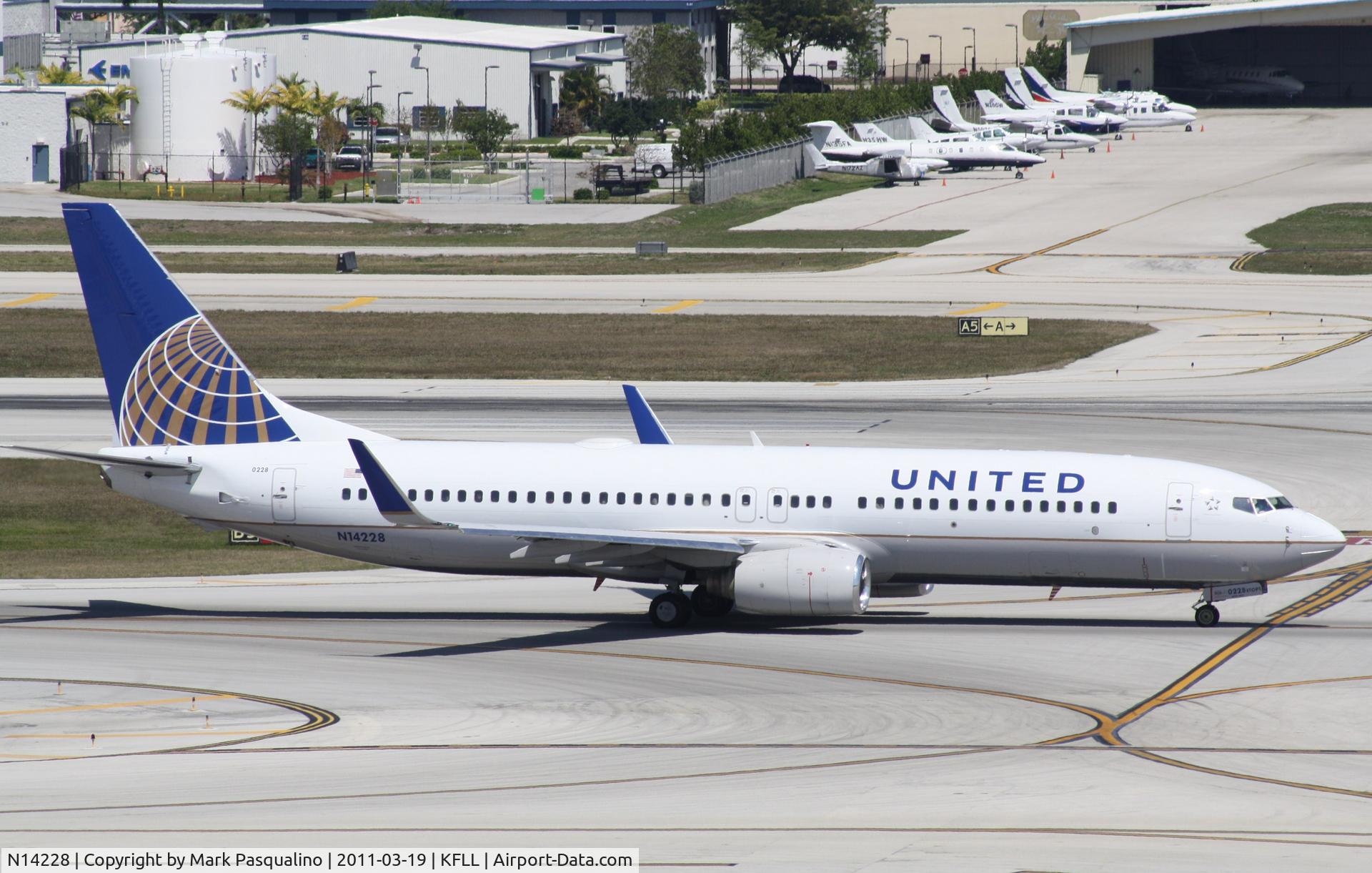 N14228, 1999 Boeing 737-824 C/N 28792, Boeing 737-900ER