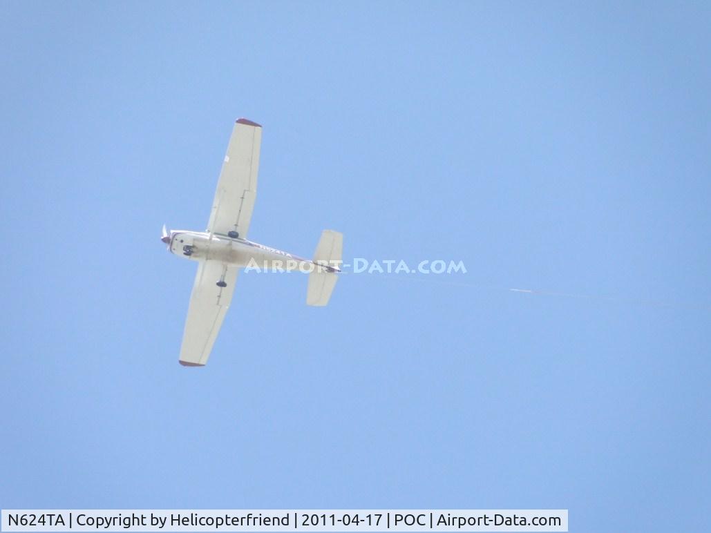 N624TA, 2003 Cessna 172S C/N 172S9426, Pulling a banner across Brackett Airspace during 3RD Sunday Aircraft Show