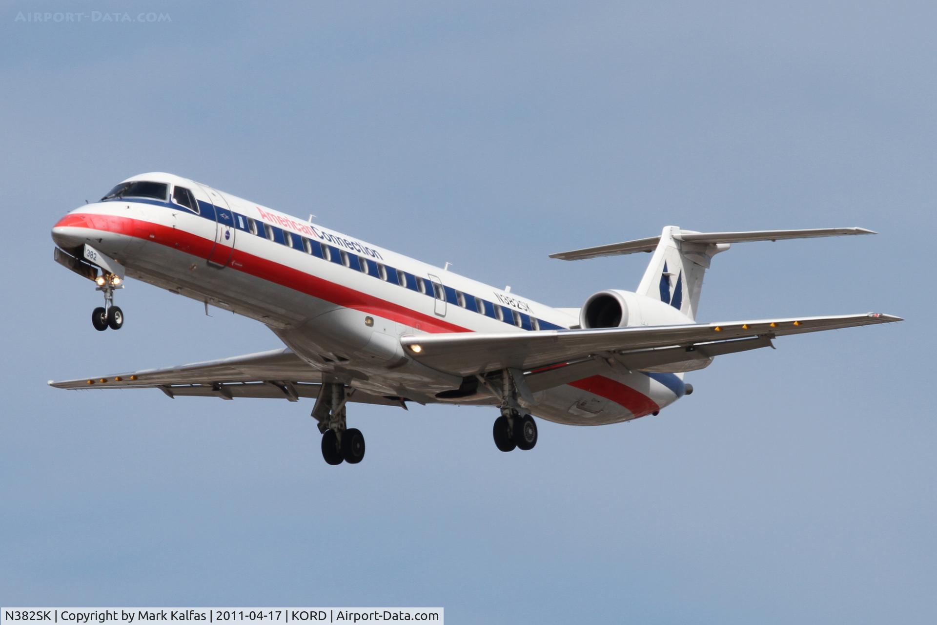 N382SK, 2002 Embraer ERJ-140LR (EMB-135KL) C/N 145624, Chautauqua Airlines/AmericanConnection Embraer EMB-135KL, CHQ5075 on final RWY 28 KORD arriving from KCID.