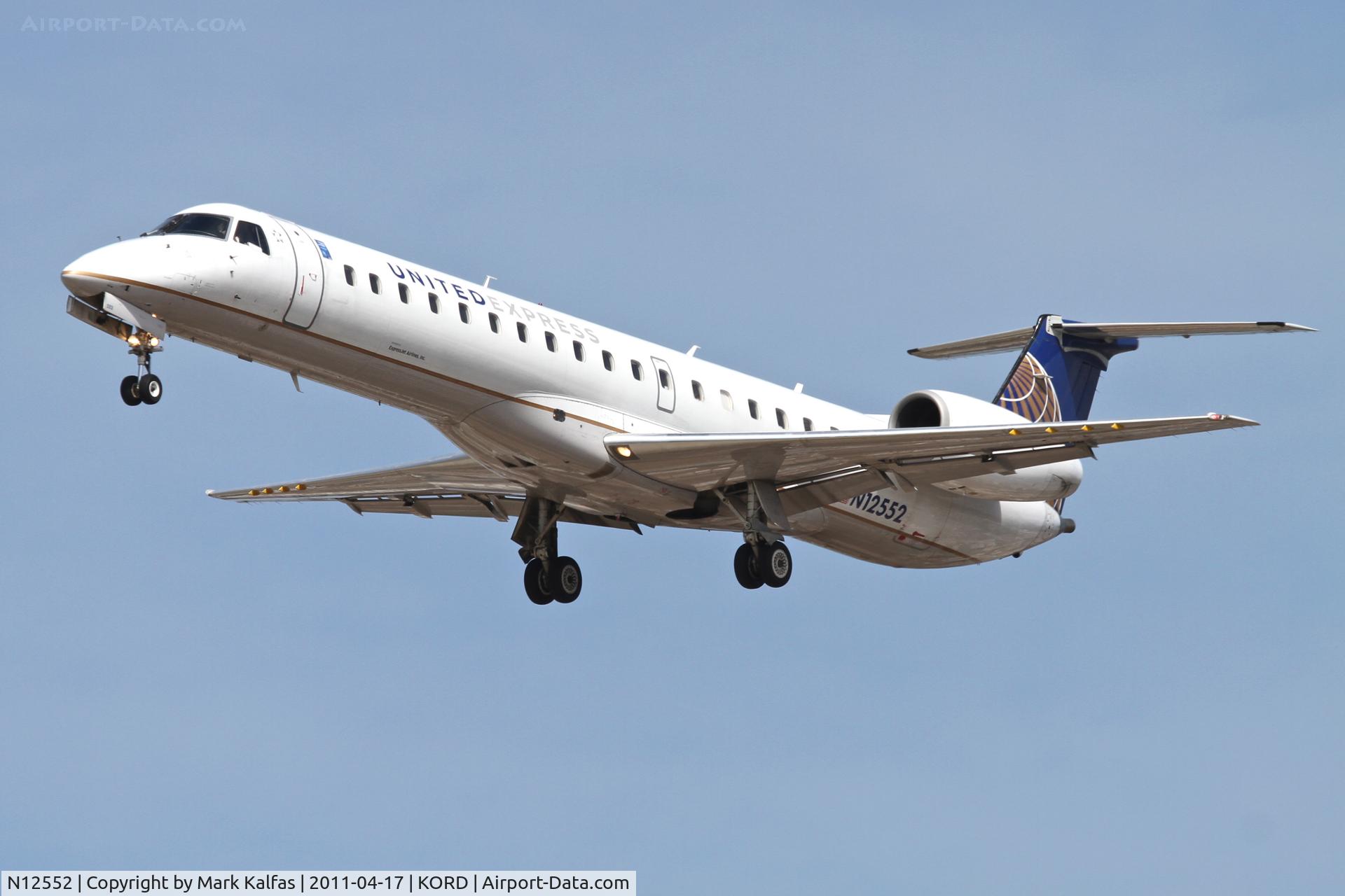 N12552, 2002 Embraer ERJ-145LR (EMB-145LR) C/N 145583, ExpressJet Airlines/United Express Embraer EMB-145LR, BTA5905 arriving from KDSM, RWY 28 KORD.
