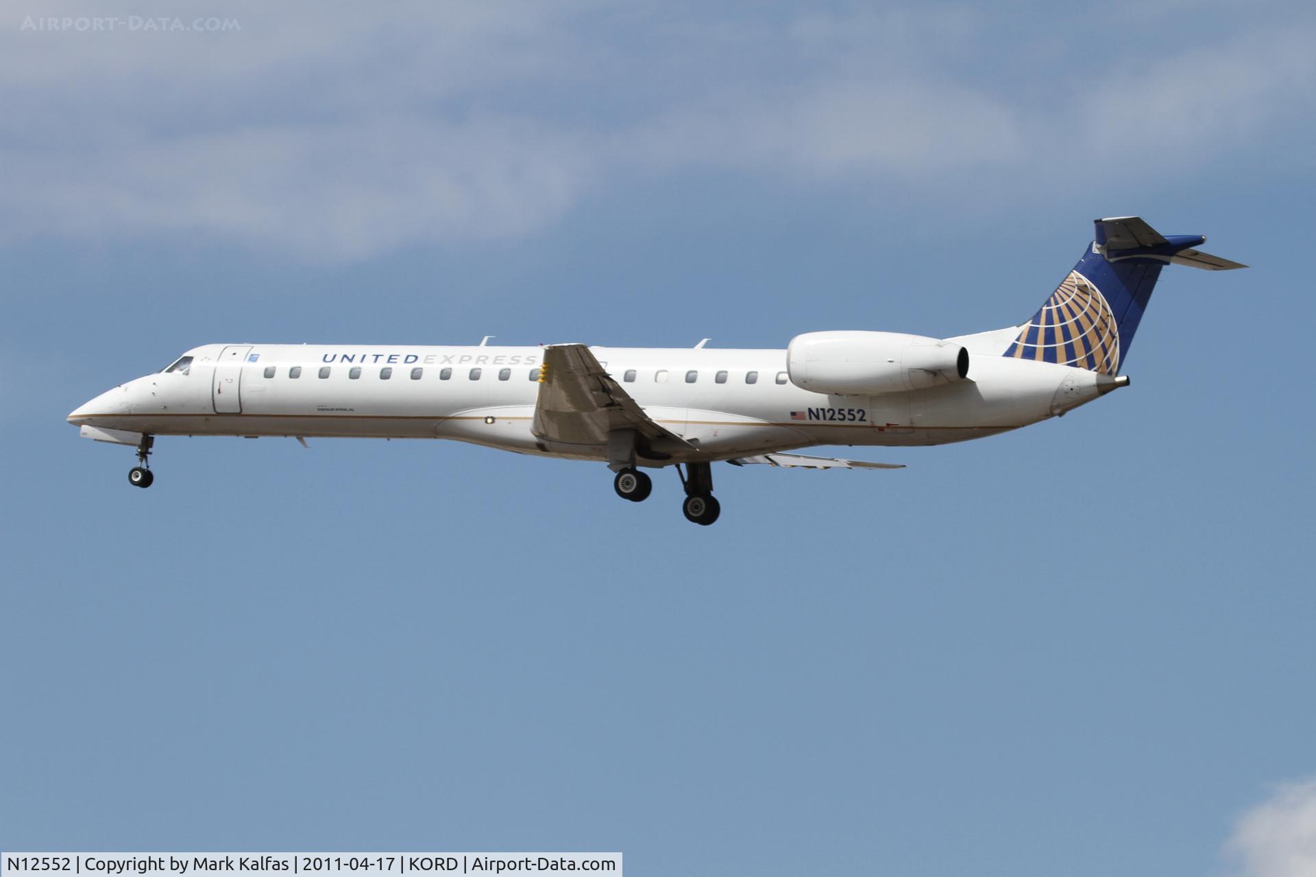 N12552, 2002 Embraer ERJ-145LR (EMB-145LR) C/N 145583, ExpressJet Airlines/United Express Embraer EMB-145LR, BTA5905 arriving from KDSM, RWY 28 KORD.
