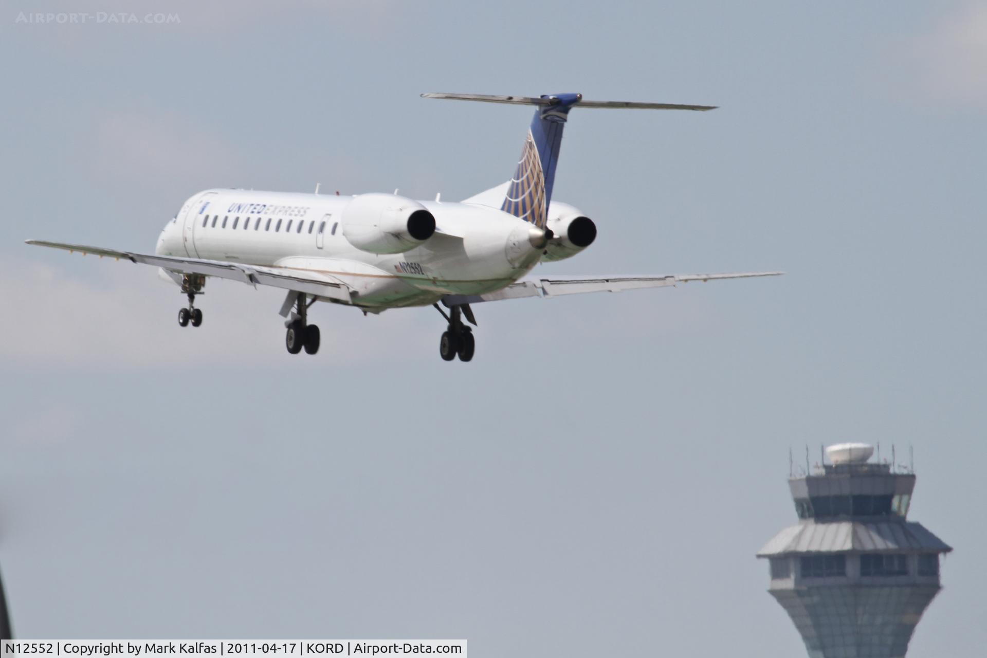 N12552, 2002 Embraer ERJ-145LR (EMB-145LR) C/N 145583, ExpressJet Airlines/United Express Embraer EMB-145LR, BTA5905 arriving from KDSM, RWY 28 KORD.