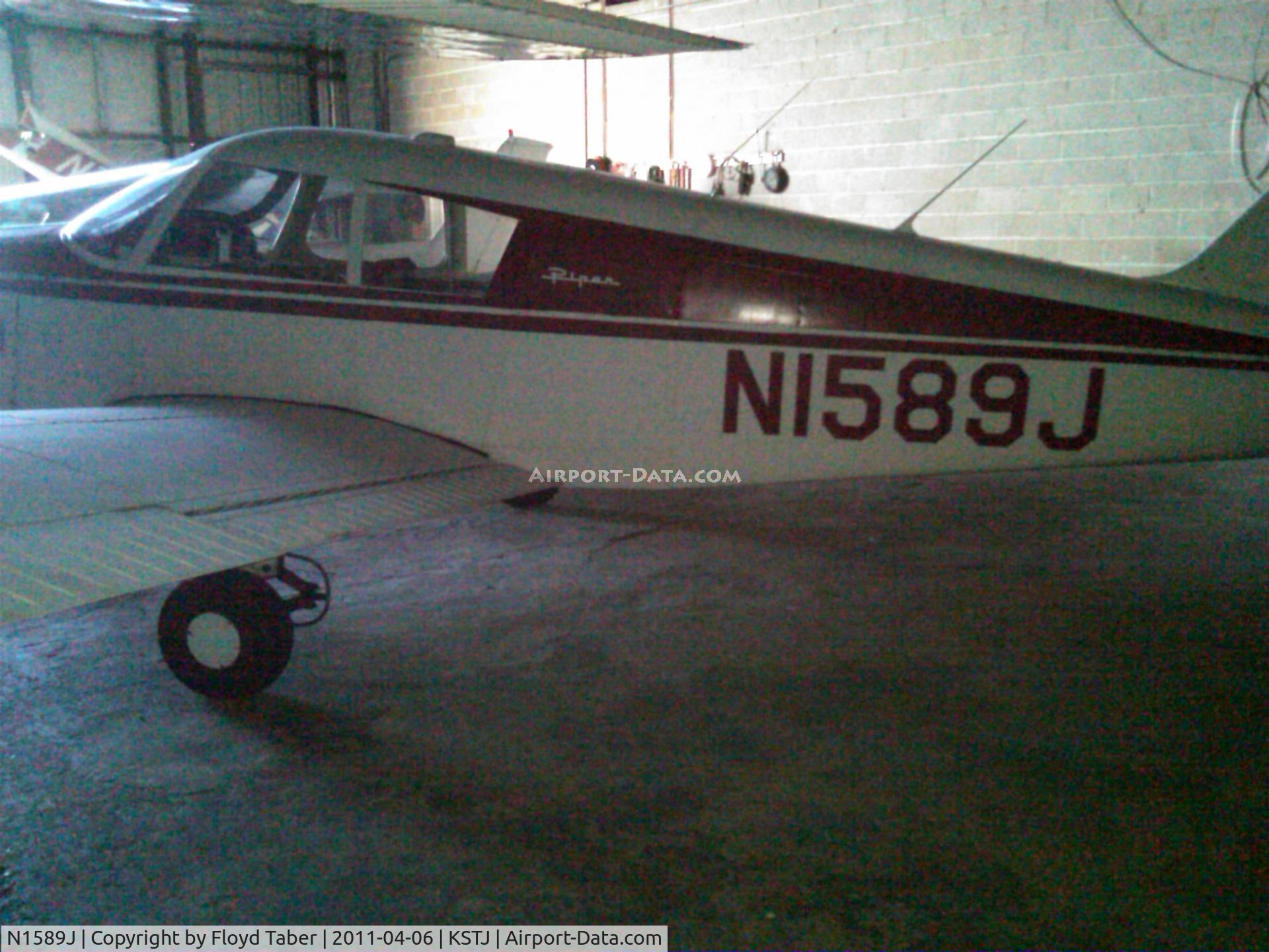 N1589J, 1967 Piper PA-28-140 C/N 28-23998, Sitting in hangar