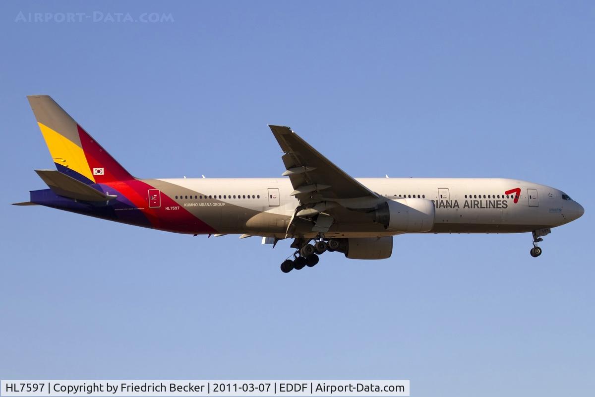 HL7597, 2001 Boeing 777-28E/ER C/N 28686, on final