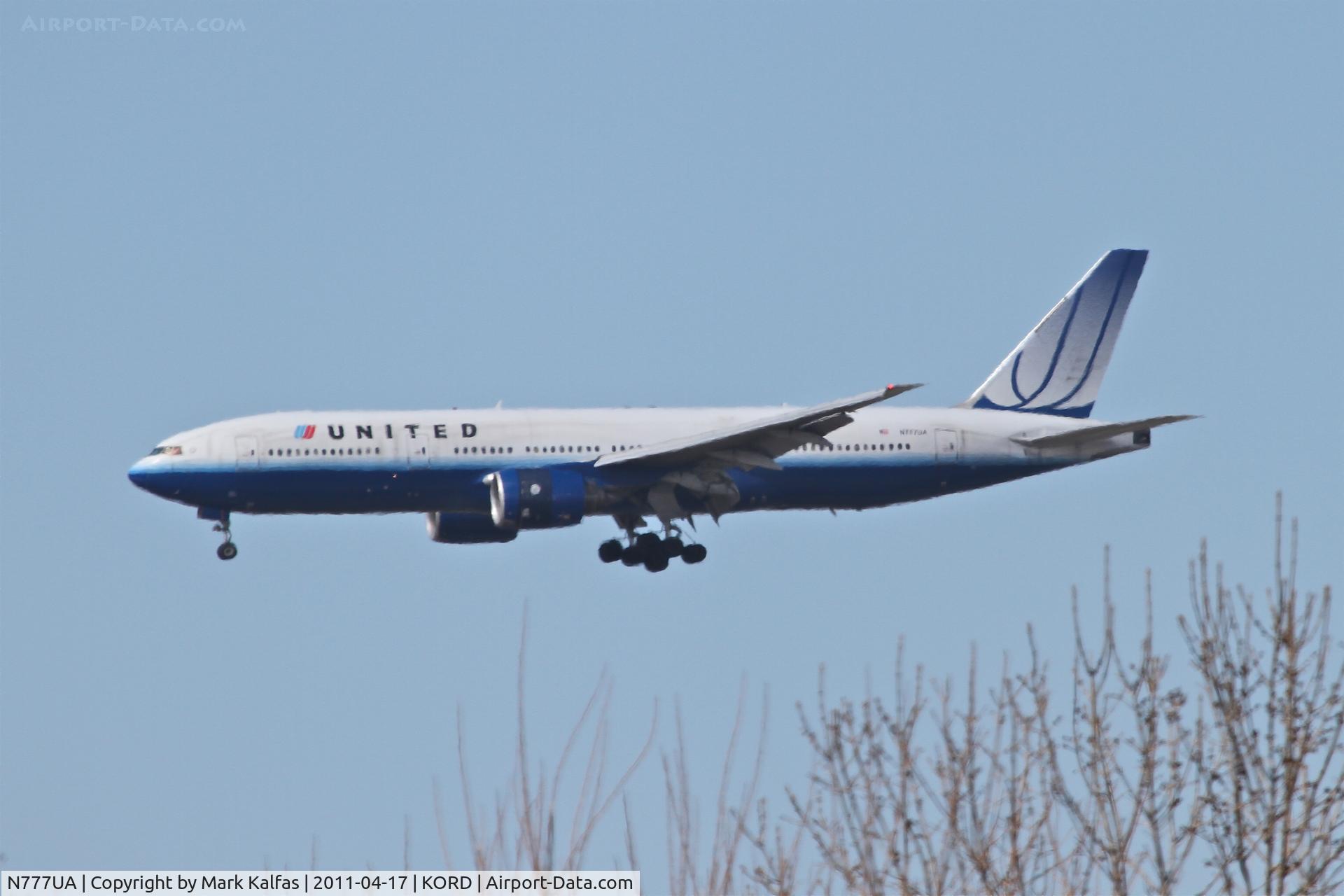 N777UA, 1995 Boeing 777-222 C/N 26916, United Airlines Boeing 777-222, UAL836 arriving from ZSPD (Shanghai Pudong Int'l ), on approach to RWY 27L KORD.