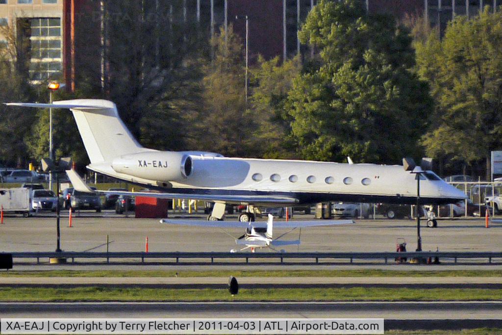 XA-EAJ, 2000 Gulfstream Aerospace G-V C/N 604, A distant view across the Atlanta runways for a Mexican Gulfstream Aerospace 5, c/n: 604