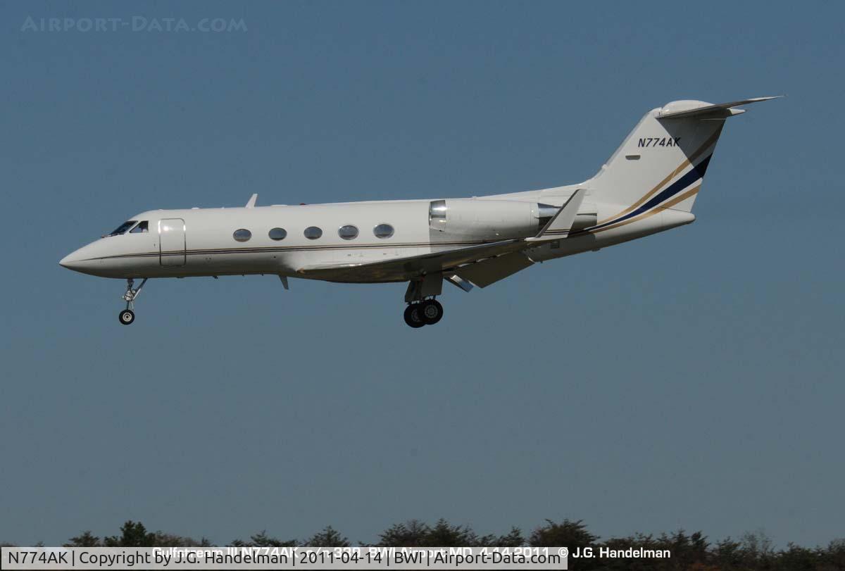 N774AK, 1981 Gulfstream American G-1159A Gulfstream III C/N 339, landing on 33L