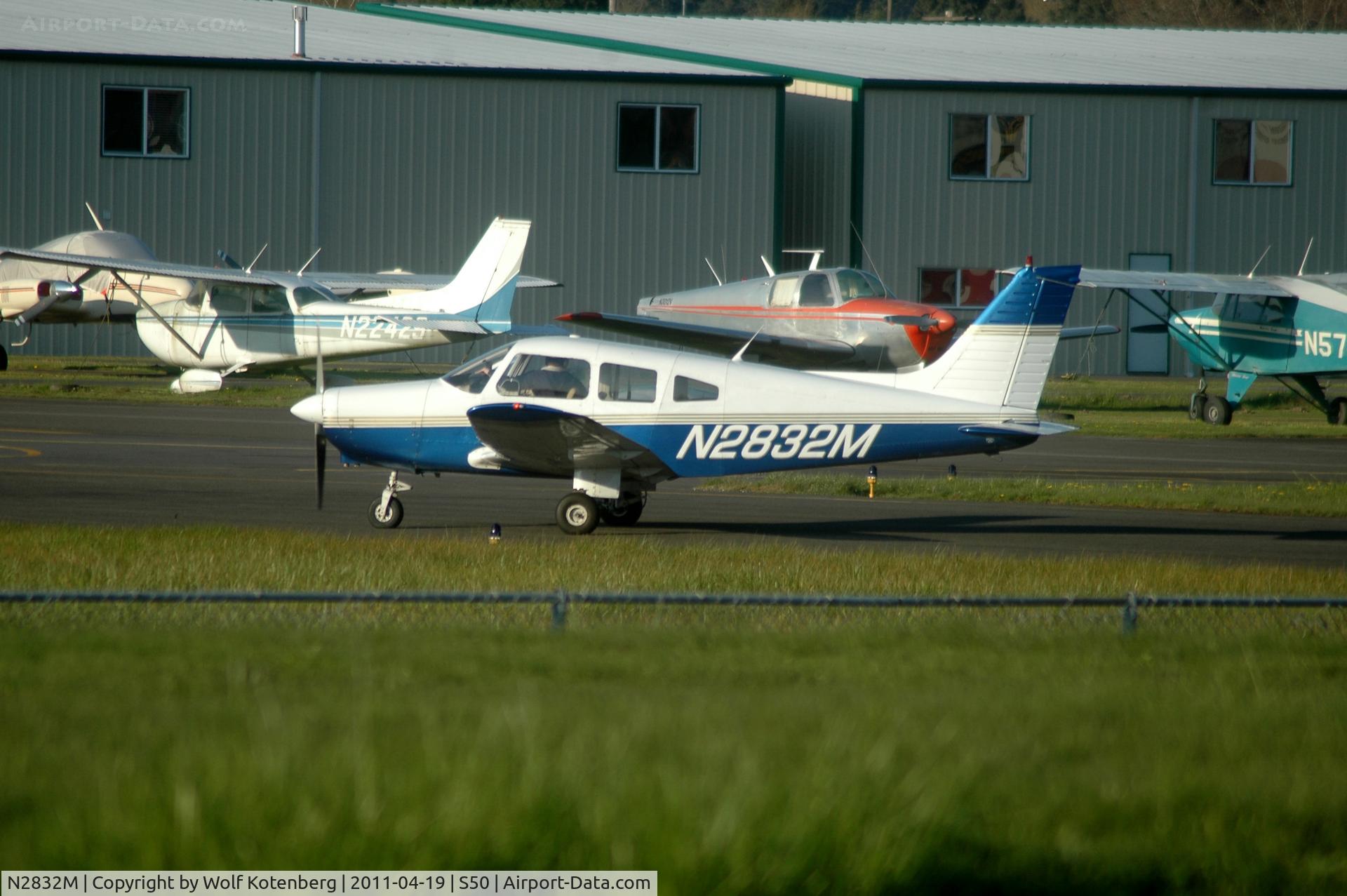 N2832M, 1977 Piper PA-28-161 C/N 28-7816316, rolling toward the active 34