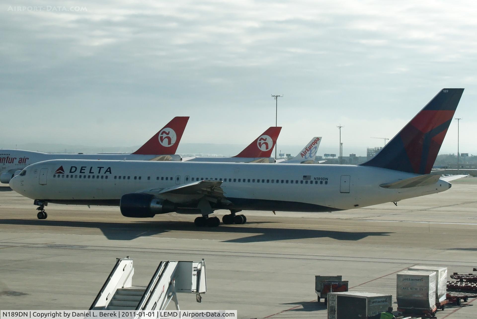 N189DN, 1996 Boeing 767-332 C/N 25990, Taxing at Madrid Barajas