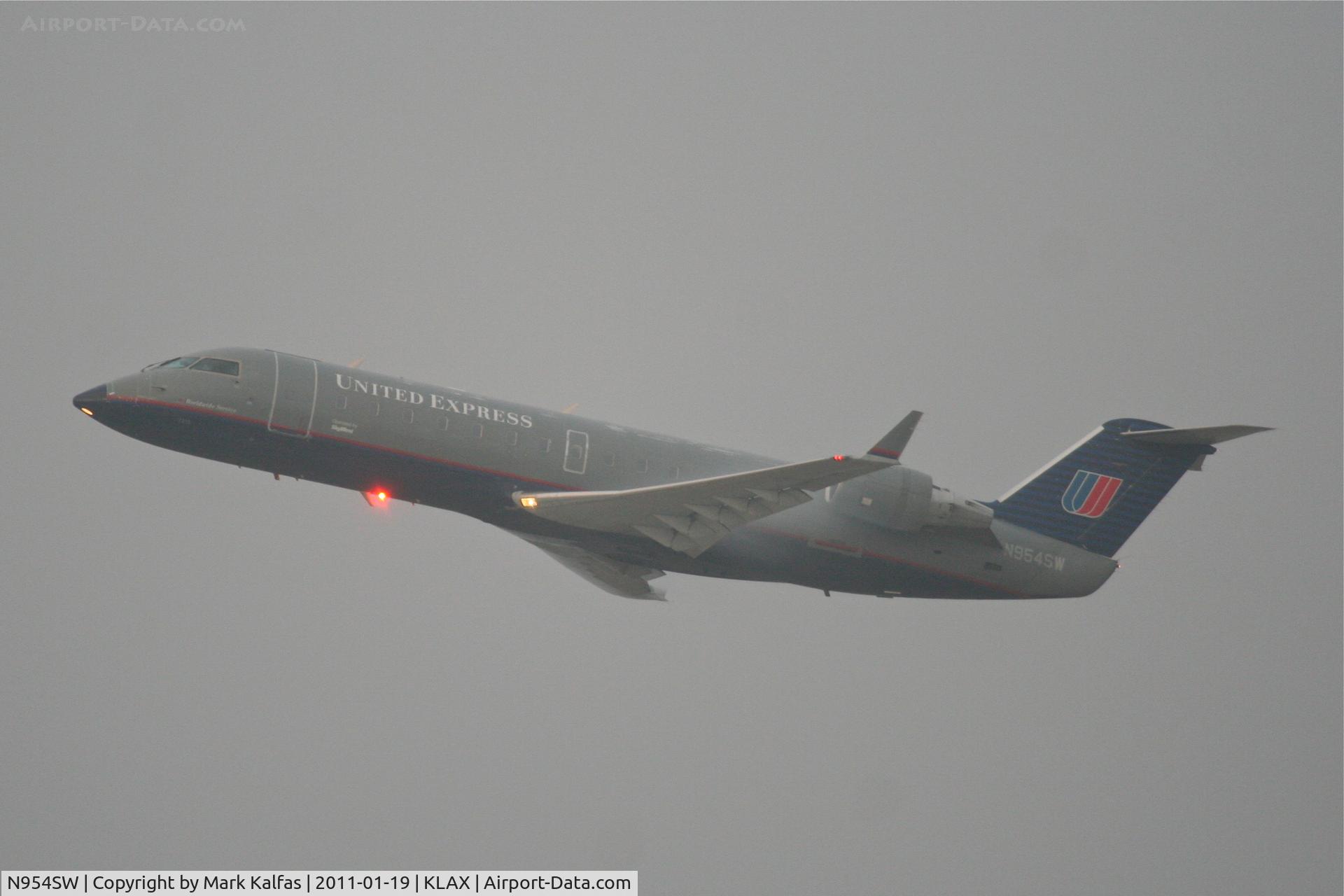 N954SW, 2003 Bombardier CRJ-200LR (CL-600-2B19) C/N 7815, SkyWest Bombardier CL-600-2B19, N954SW departing RWY 25R KLAX.