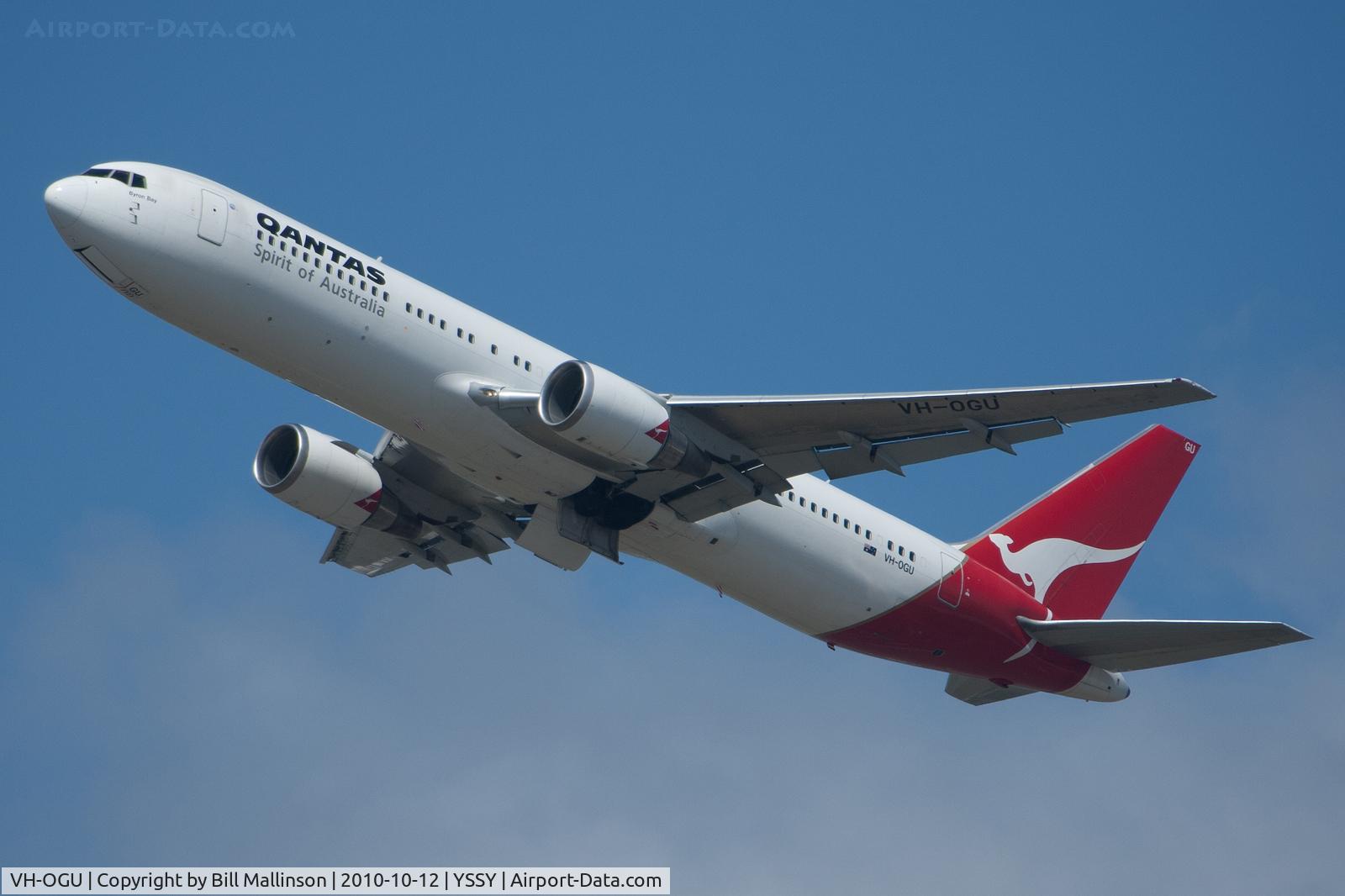 VH-OGU, 1998 Boeing 767-338 C/N 29118, early departure from 34R