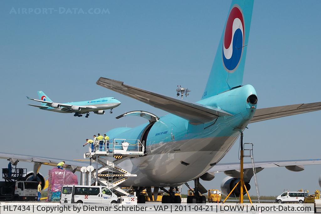HL7434, 2002 Boeing 747-4B5F/SCD C/N 32809, Korean Airlines boeing 747-400