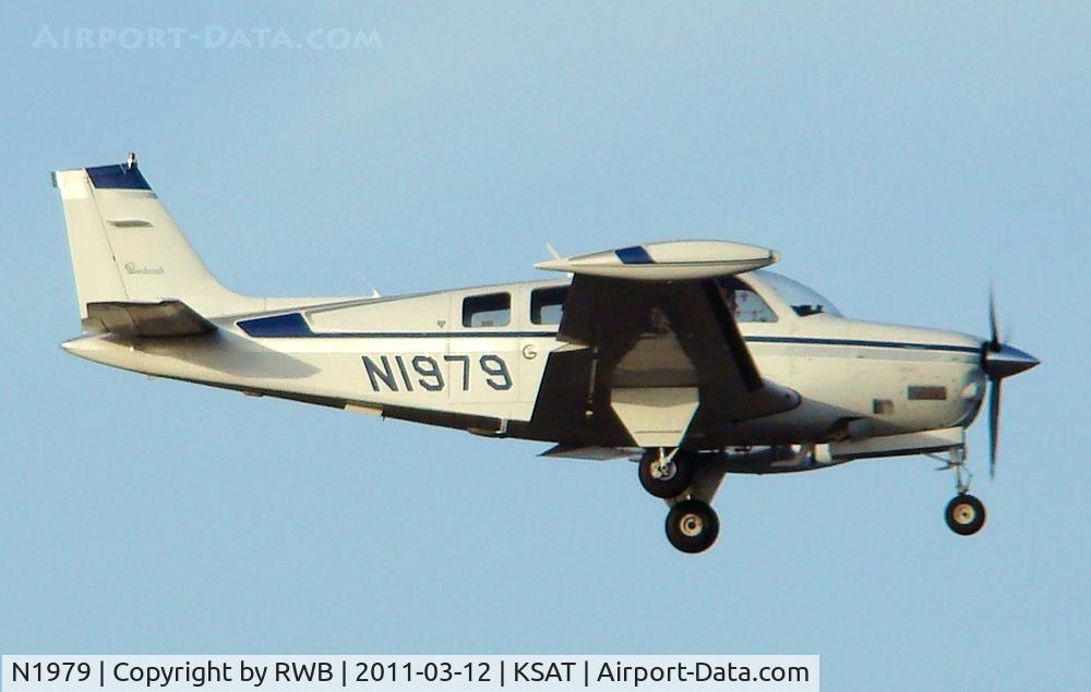 N1979, 1979 Beech A36 Bonanza 36 C/N E-1568, Landing 12R