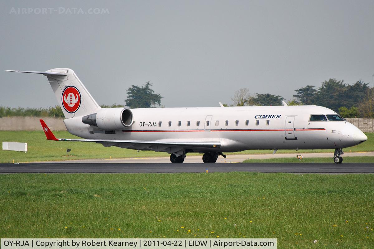 OY-RJA, 2000 Canadair CRJ-200LR (CL-600-2B19) C/N 7413, Lining up r/w 10