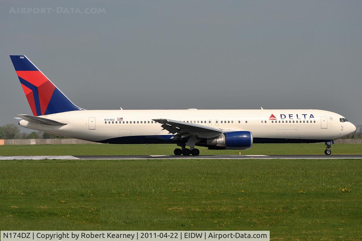 N174DZ, 1998 Boeing 767-332 C/N 29693, Rolling on r/w 10