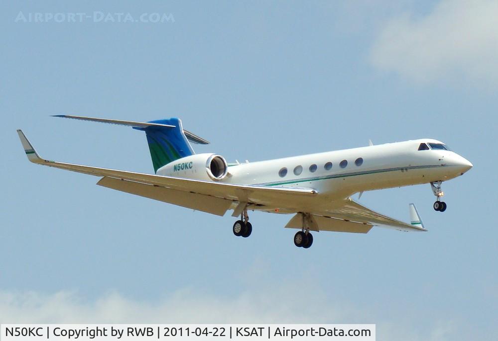 N50KC, 2001 Gulfstream Aerospace G-V C/N 659, Landing 12R