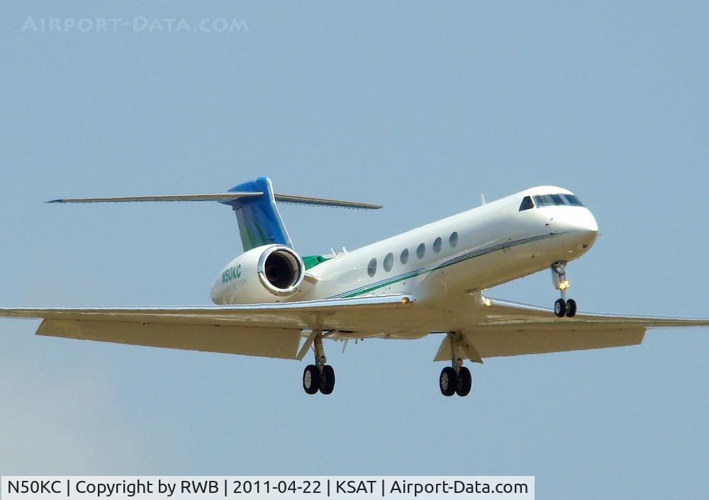N50KC, 2001 Gulfstream Aerospace G-V C/N 659, Landing 12R