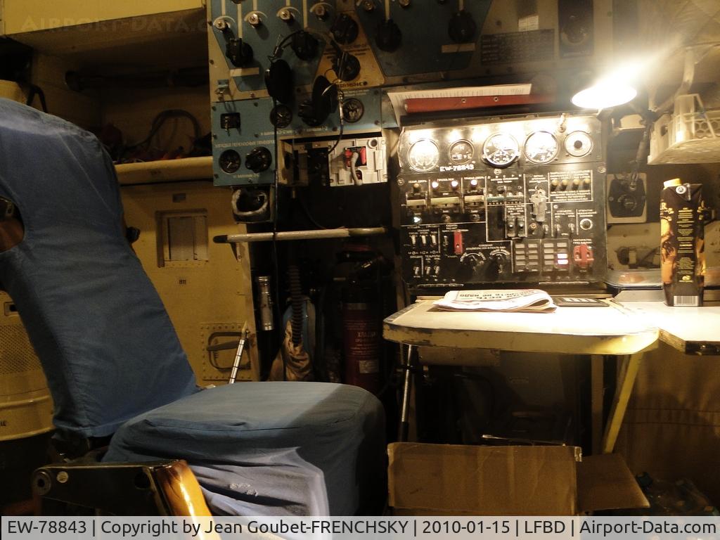 EW-78843, 1990 Ilyushin Il-76TD C/N 1003403082, à l'intérieur de la 