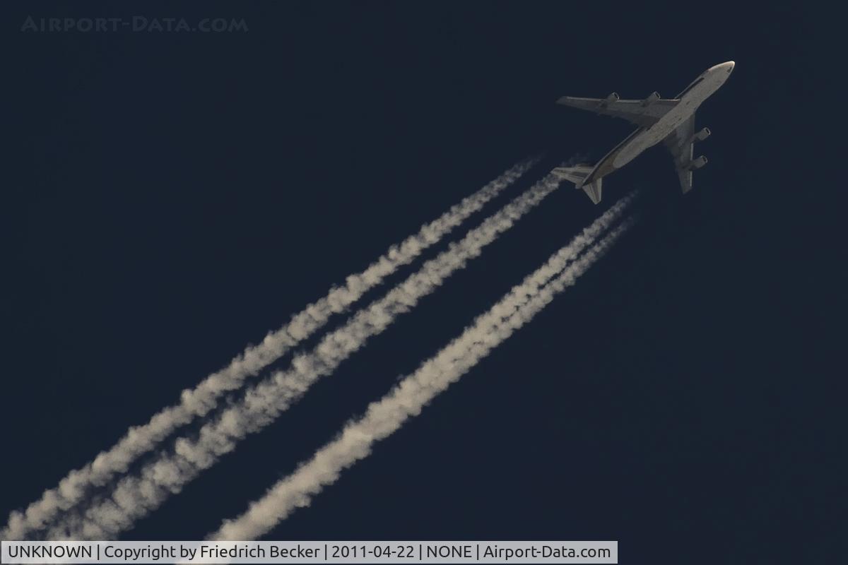 UNKNOWN, Contrails Various C/N Unknown, Singapore Airlines B747-400 cruising eastbound