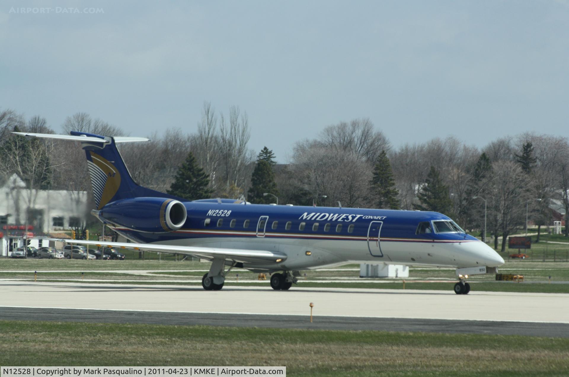 N12528, 2001 Embraer ERJ-135LR (EMB-135LR) C/N 145504, EMB-135LR