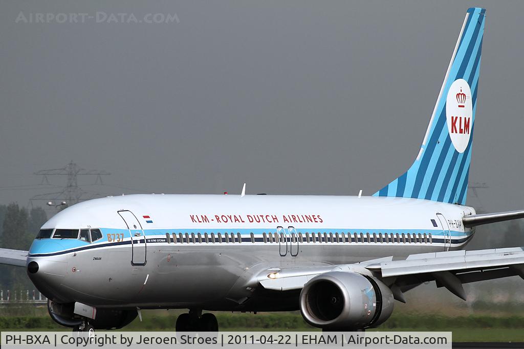 PH-BXA, 1998 Boeing 737-8K2 C/N 29131, vintaqe livery. Arriving at Rwy 18R