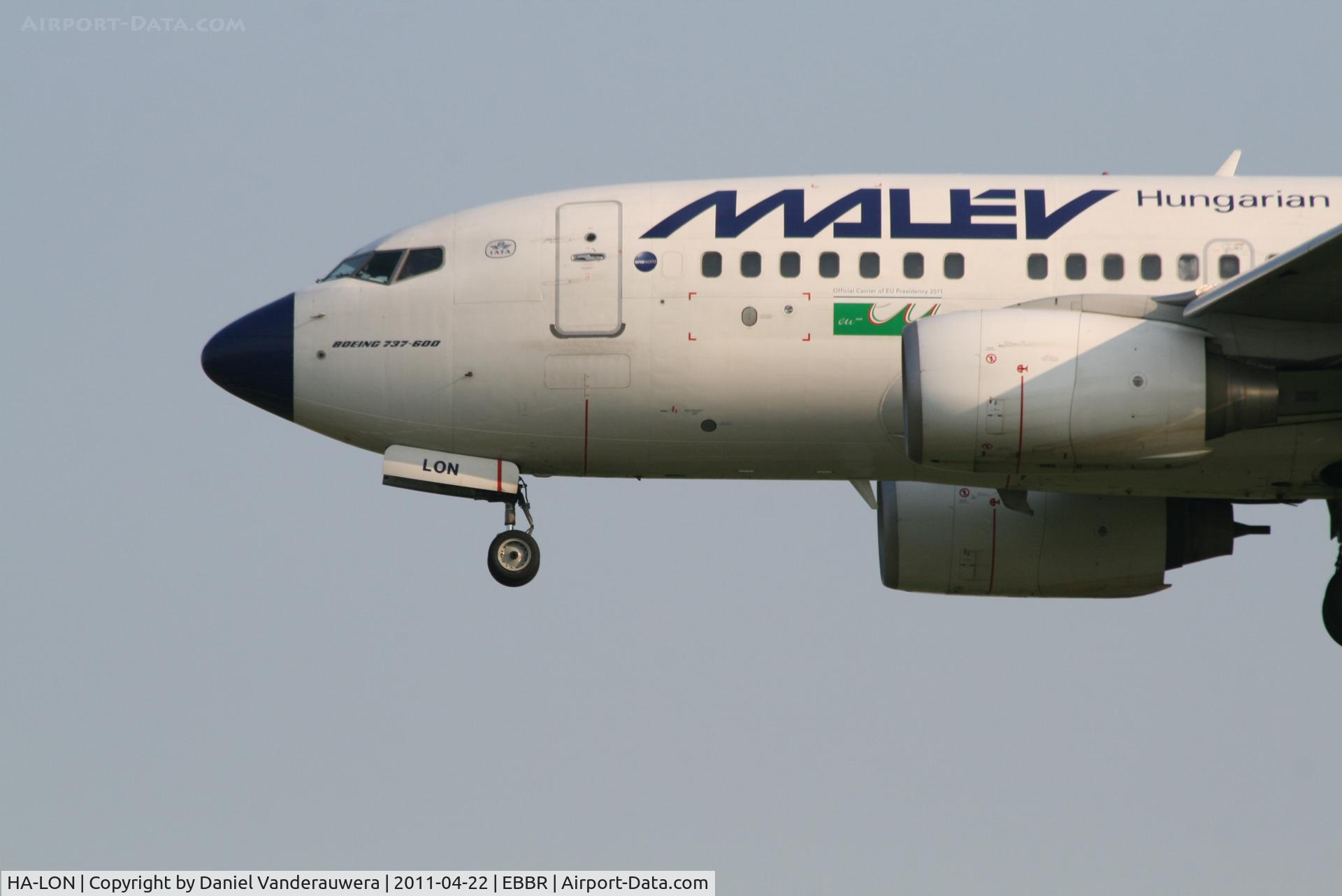 HA-LON, 2004 Boeing 737-6Q8 C/N 29353, Arrival of flight MA600 to RWY 25L