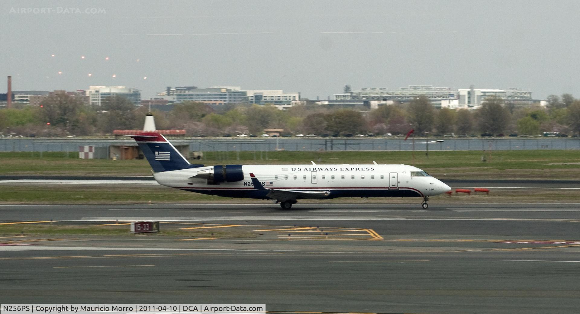 N256PS, 2004 Canadair CL-600-2B19 Regional Jet CRJ-200ER C/N 7937, US Airways Express Bombardier CL-600 landing at runway 19 Reagan National Airport