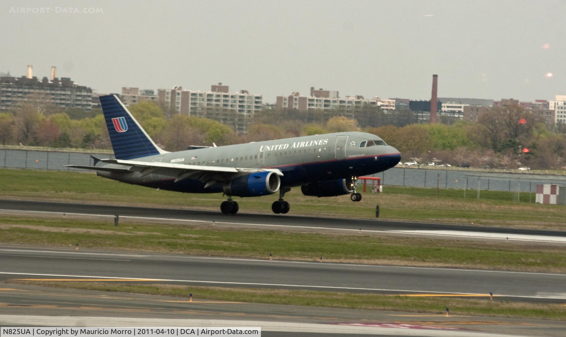 N825UA, 1999 Airbus A319-131 C/N 980, United Airlines Airbus A319 landing at rwy 19 Reagan National Airport