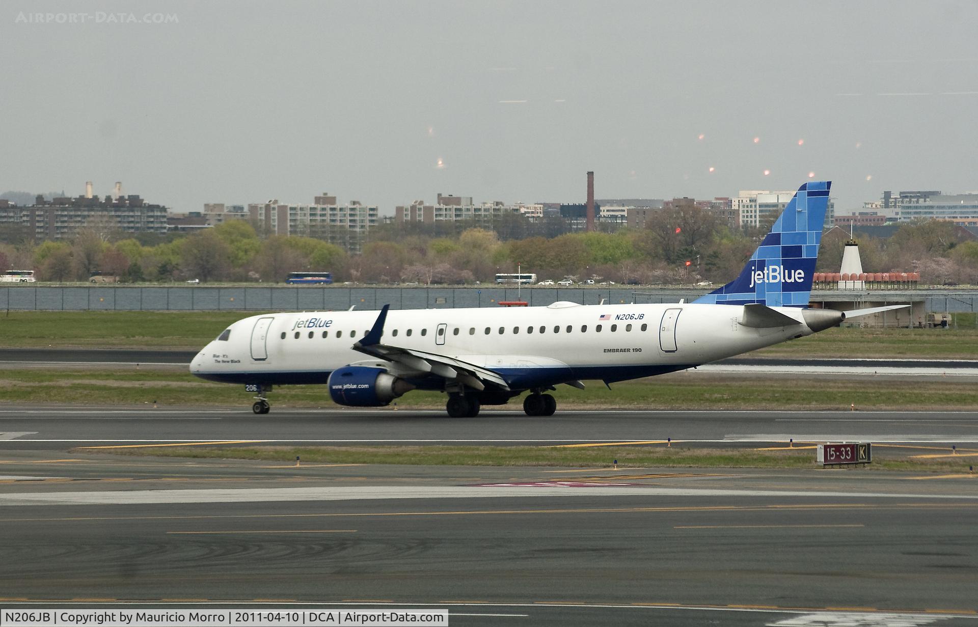 N206JB, 2006 Embraer 190AR (ERJ-190-100IGW) C/N 19000025, Jet Blue Embraer 190 taxiing at Reagan National Airport