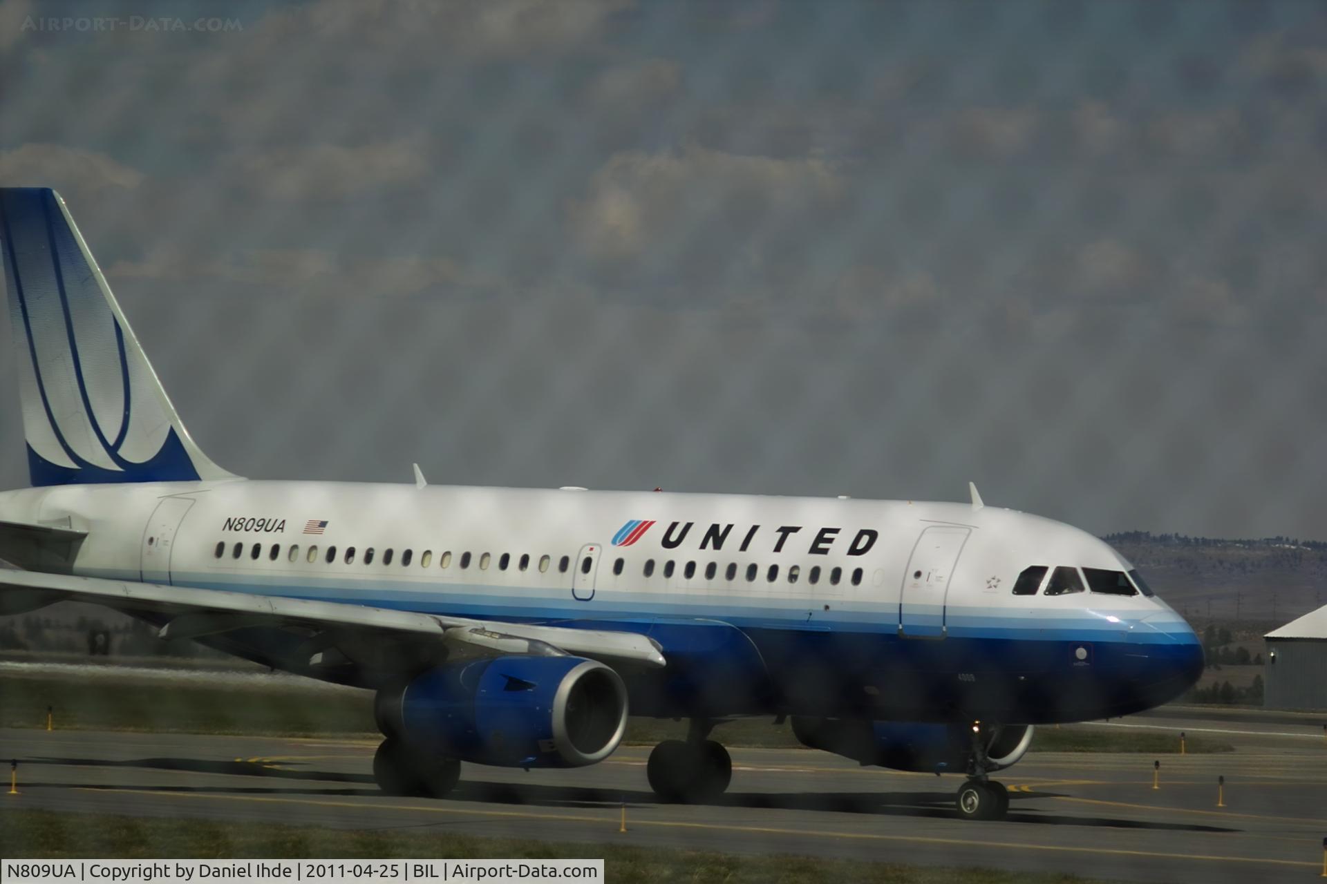 N809UA, 1998 Airbus A319-131 C/N 825, United Airlines Airbus A-319 @ BIL   Experimenting with an old Pentax Super Takumar 135mm screwmount lens
