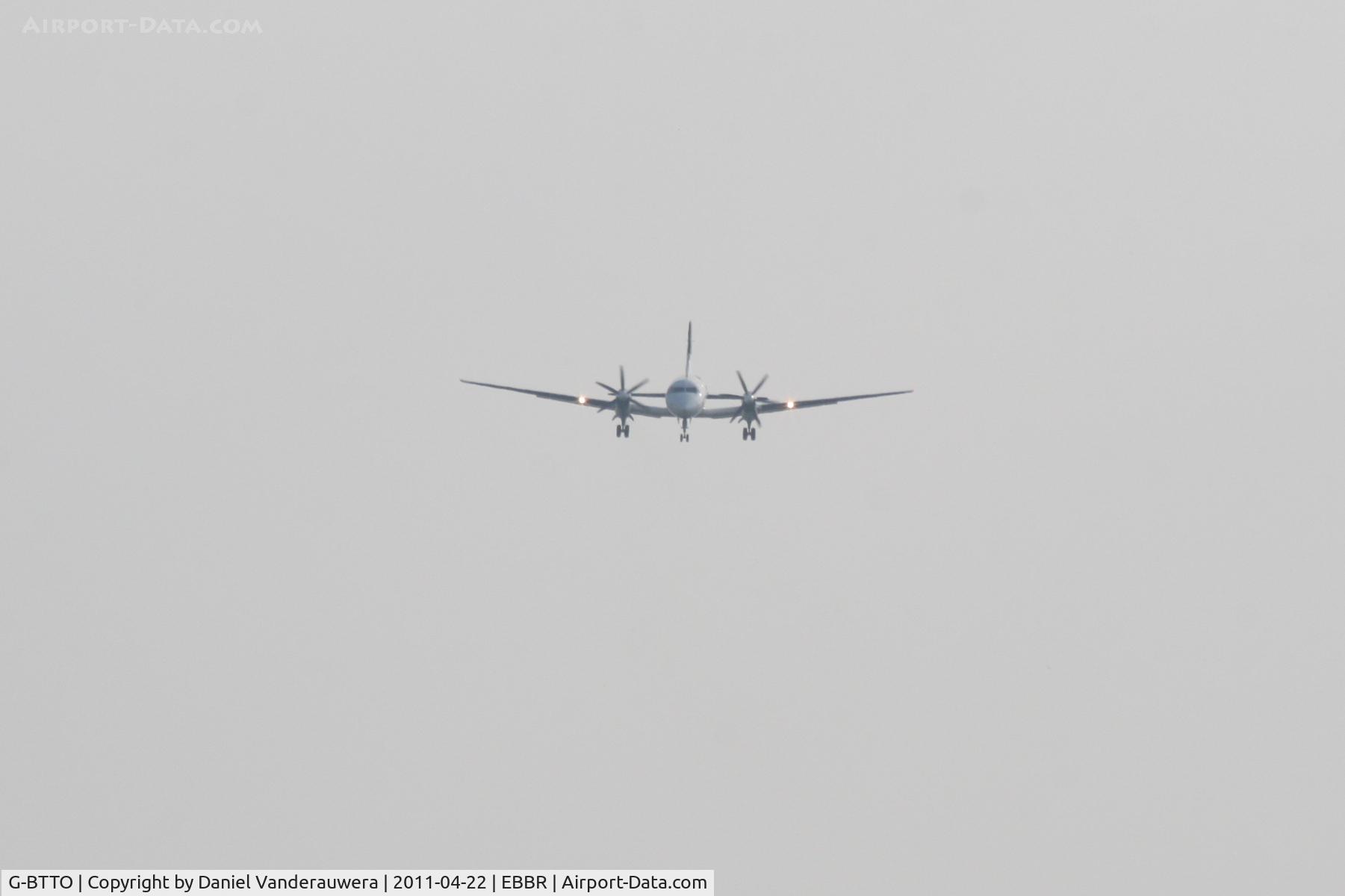 G-BTTO, 1990 British Aerospace ATP C/N 2033, On approach to RWY 25L